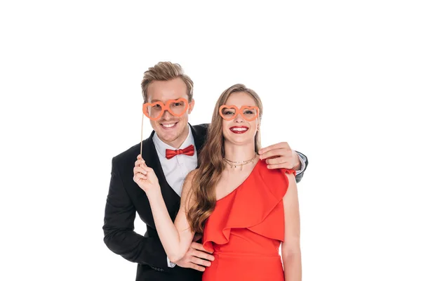 Couple avec des lunettes en forme de coeur sur des bâtons — Photo de stock