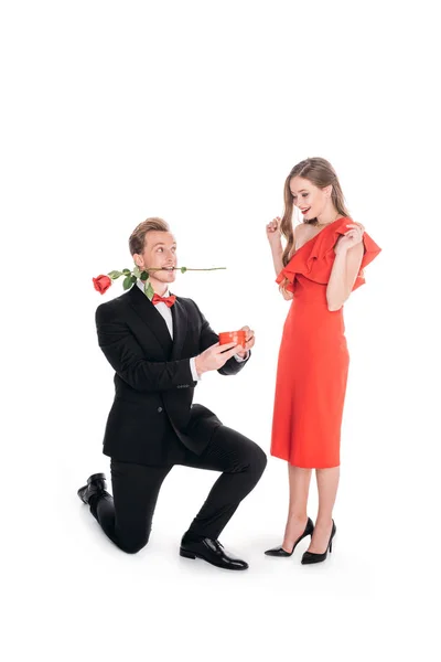 Homme proposant à la femme — Photo de stock