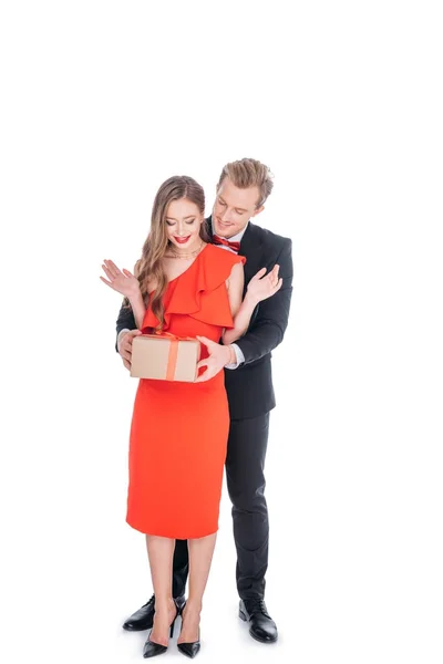 Casal com st Dia dos Namorados presente — Fotografia de Stock