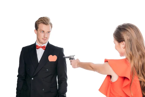 Jeune couple avec revolver — Photo de stock