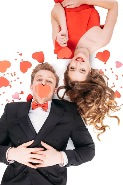 Pareja con corazones de papel rojo - foto de stock