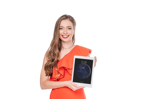 Mujer elegante con tableta digital - foto de stock