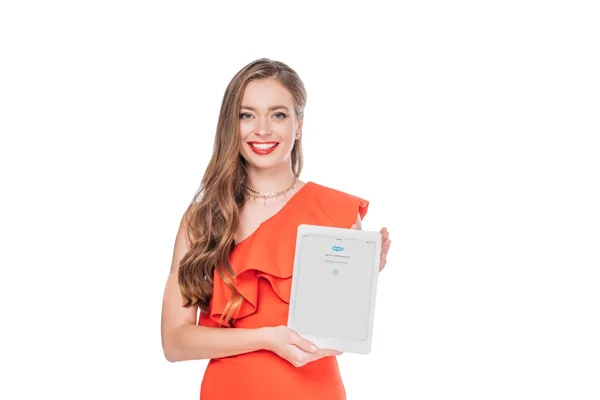 Elegante donna con tablet digitale — Foto stock