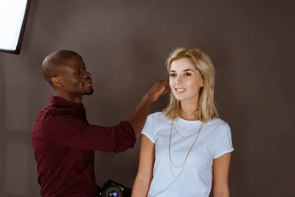 Retrato de fotógrafo multiétnico y modelo que tiene sesión de fotos en el estudio — Stock Photo