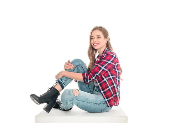 Девушка в клетчатой рубашке и джинсах — стоковое фото