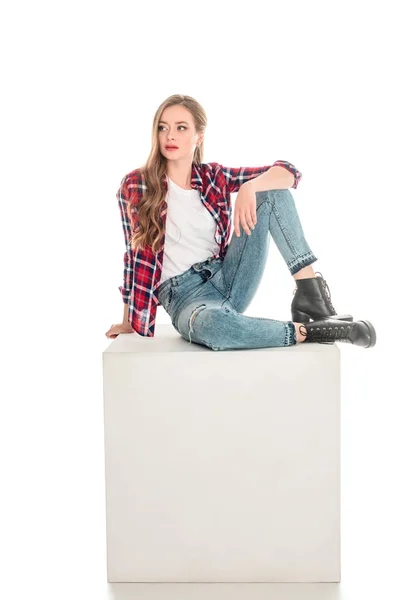Девушка в клетчатой рубашке и джинсах — стоковое фото