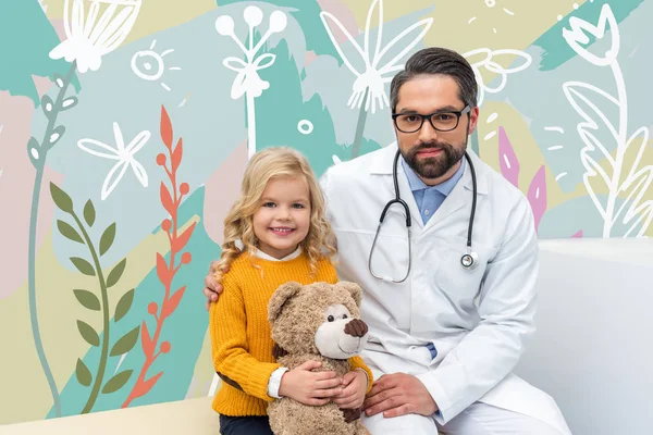 Pédiatre avec petite fille — Photo de stock