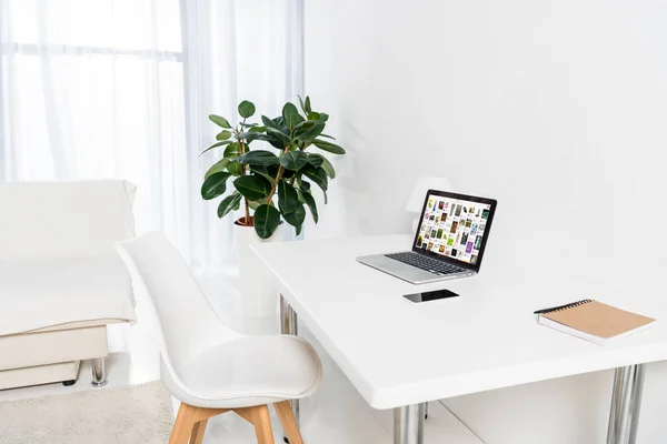 Laptop mit Pinterest-Website auf dem Bildschirm auf dem Tisch im Wohnzimmer — Stockfoto