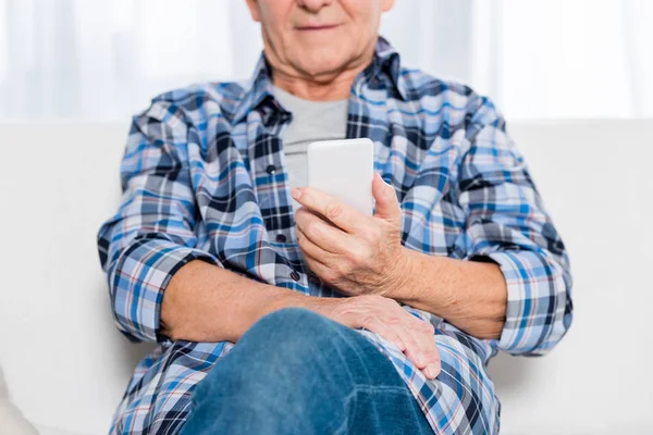 Plan recadré de smartphone senior homme esprit à la maison — Photo de stock