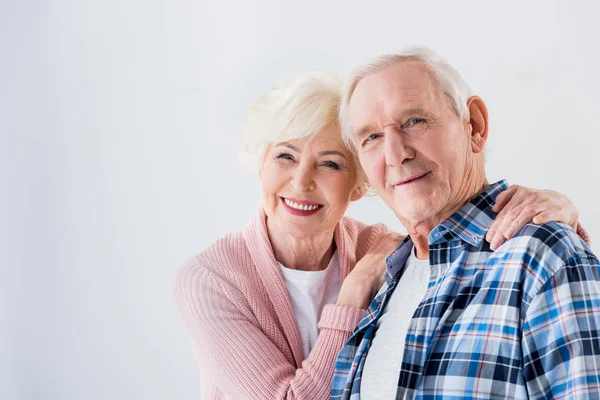 Retrato de feliz pareja de ancianos mirando a la cámara - foto de stock