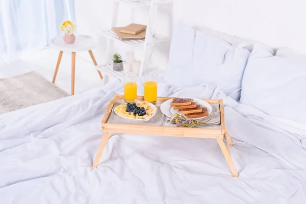 Frühstück morgens im Bett auf Holztablett — Stockfoto