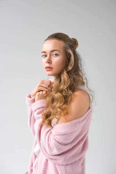 Attraente ragazza in camicia rosa con i capelli ricci guardando la fotocamera isolata su bianco — Foto stock