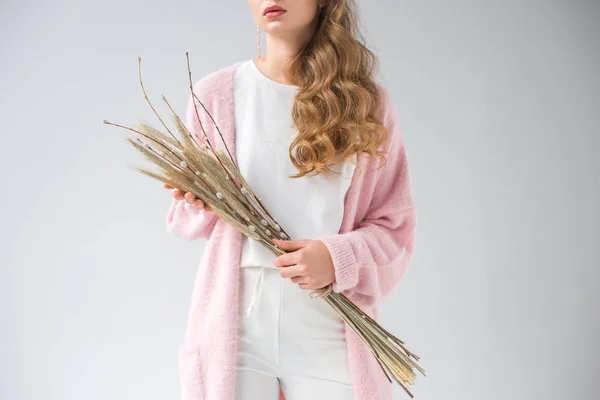 Image recadrée de femme élégante tenant tas de branches de saule et d'épillets isolés sur blanc — Photo de stock