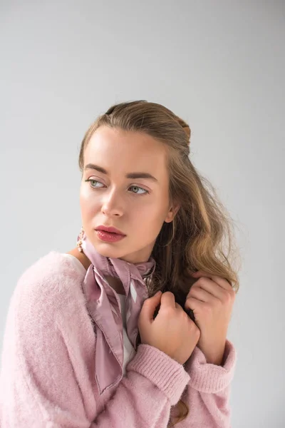 Attraktive Frau in rosa Hemd und Schal, die isoliert auf grau blickt — Stockfoto