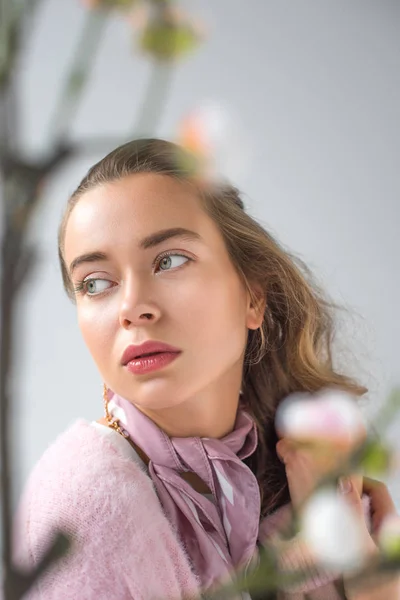 Retrato de hermosa chica con maquillaje mirando hacia otro lado aislado en gris - foto de stock