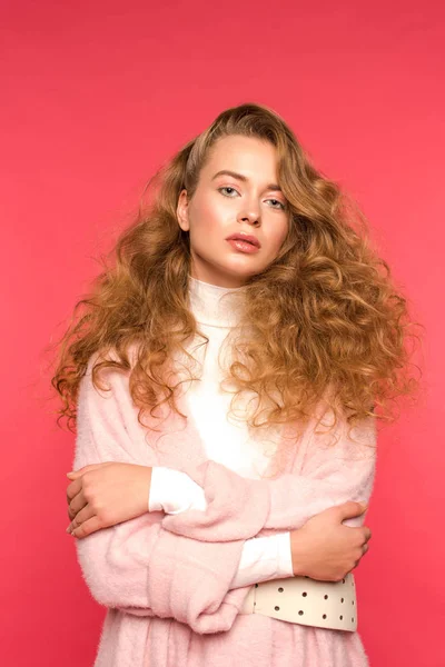 Menina bonita com cabelo encaracolado de pé isolado no vermelho — Fotografia de Stock