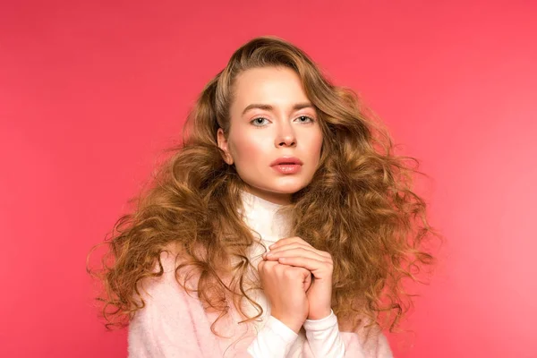 Menina confiante com cabelo encaracolado isolado no vermelho — Fotografia de Stock