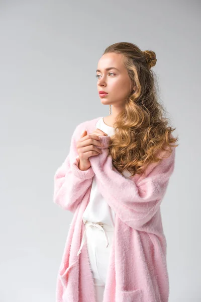 Belle fille en tenue élégante debout et regardant loin isolé sur blanc — Photo de stock