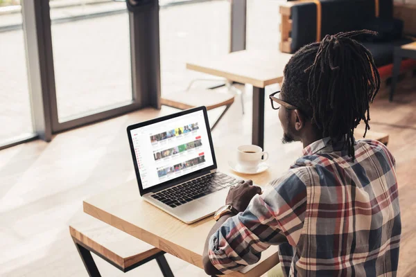 Afrikanisch-amerikanischer Mann benutzt Laptop mit Youtube-Website im Café — Stockfoto