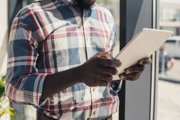 Vista cortada do homem americano africano usando tablet digital — Fotografia de Stock