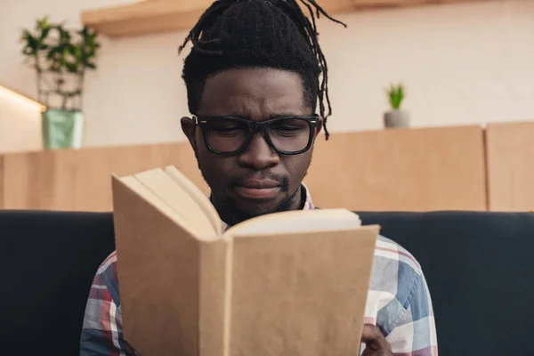 Retrato de homem afro-americano lendo livro no café — Fotografia de Stock