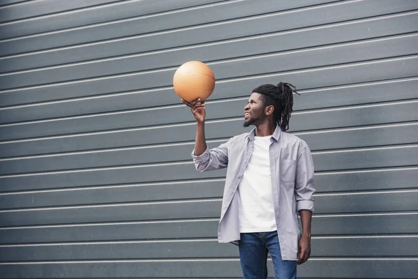 Schöner afrikanisch-amerikanischer Mann mit Basketballball auf der Straße — Stockfoto