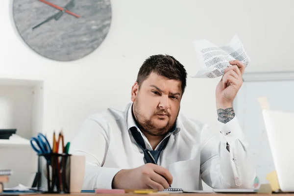 Homem de negócios com excesso de peso escrever e fazer papelada no escritório — Fotografia de Stock