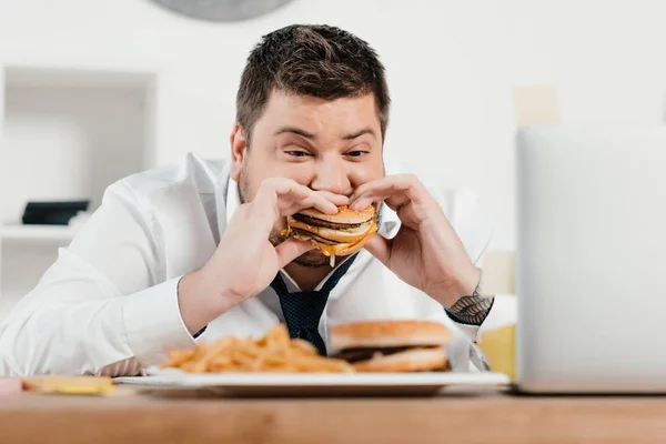 Comer. - foto de stock