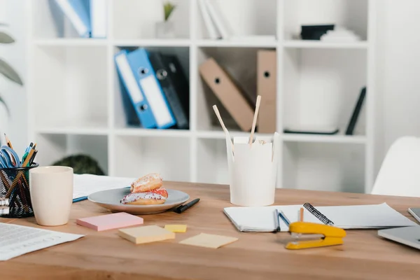 Macarrão de comida no local de trabalho com material de escritório e notas pegajosas — Fotografia de Stock