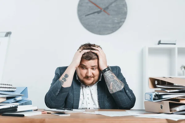 Gestresster übergewichtiger Geschäftsmann im Anzug arbeitet im Büro mit Dokumenten — Stockfoto