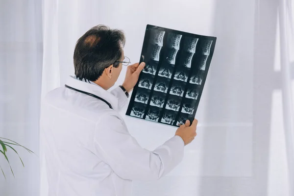 Doctor mirando paciente rayos X foto - foto de stock