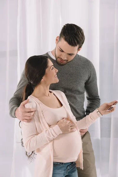 Беременная женщина и муж смотрят друг на друга — стоковое фото