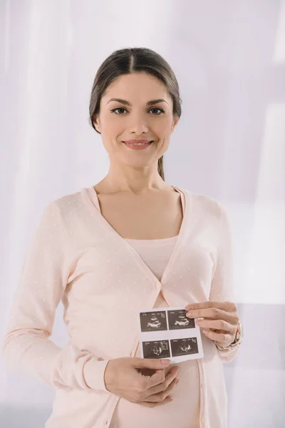 Glückliche Schwangere mit Foto der Ultraschalldiagnostik in der Hand — Stockfoto