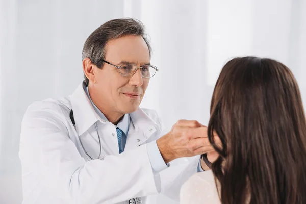 Médico palpando linfonodos paciente do sexo feminino — Fotografia de Stock