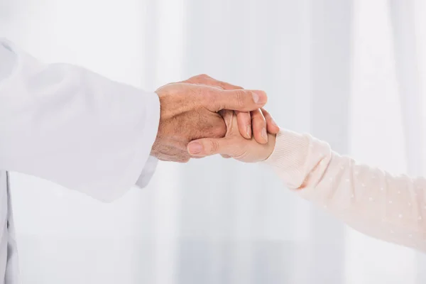 Image recadrée d'un médecin tenant la main d'une patiente — Photo de stock