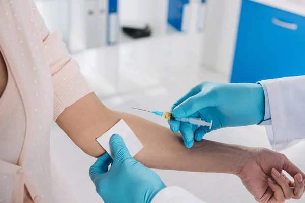 Imagem recortada do médico que toma o sangue do paciente para o teste — Fotografia de Stock