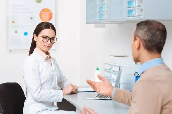 Foyer sélectif du patient à la réception des médecins en clinique — Photo de stock