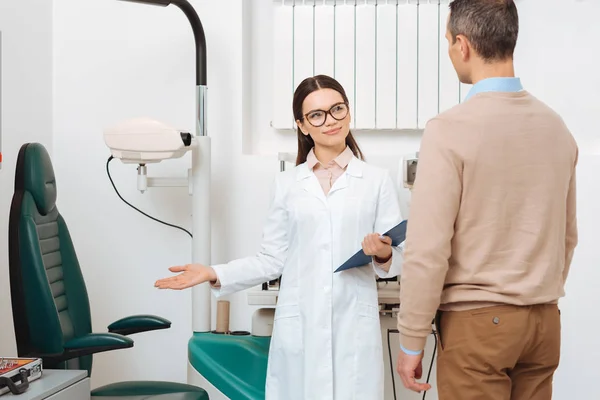 Vue partielle du patient à l'accueil oculiste en clinique — Photo de stock