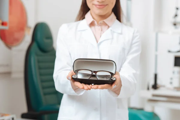 Teilansicht des Optikers im weißen Kittel mit Brille in Klinik — Stockfoto
