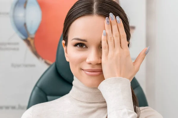 Verdunkelter Blick auf junge Patientin, die Augentest in Klinik macht — Stockfoto