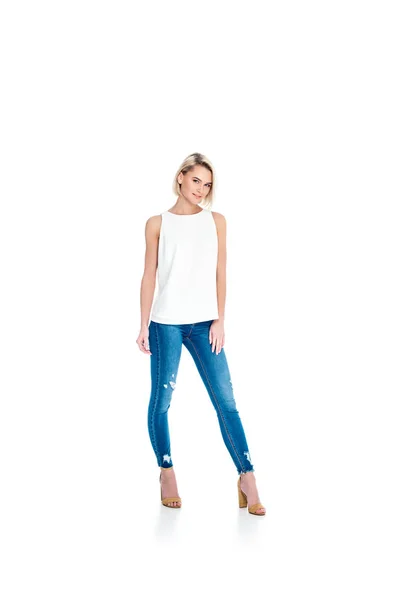 Attraente ragazza bionda posa in jeans, isolato su bianco — Foto stock