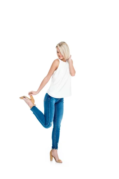 Schöne blonde Mädchen posiert in High Heels, isoliert auf weiß — Stockfoto