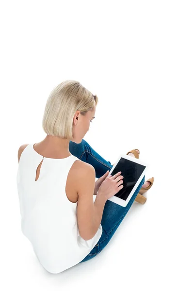 Vue arrière de la femme blonde à l'aide d'une tablette numérique avec écran blanc, isolé sur blanc — Photo de stock