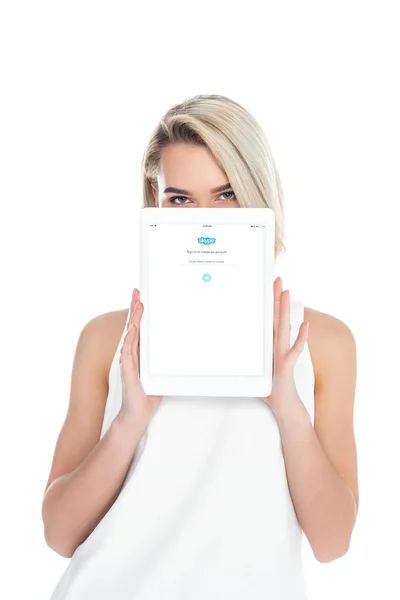 Femme présentant tablette numérique avec application skype, isolée sur blanc — Photo de stock