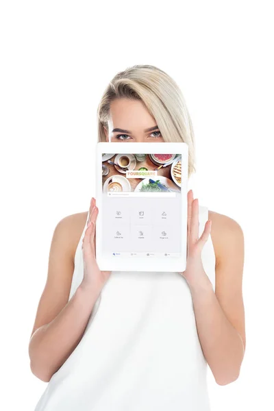 Mujer que presenta tableta digital con aplicación cuadrada, aislada en blanco - foto de stock