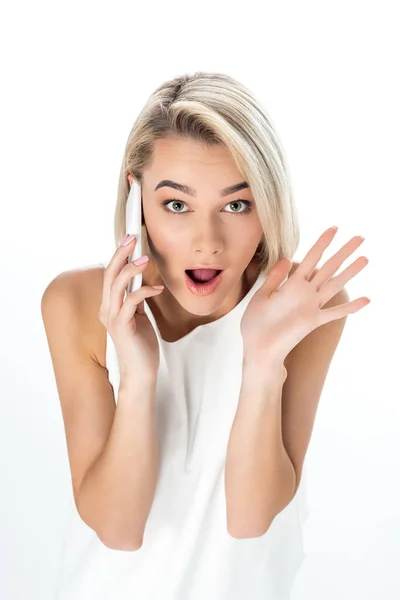 Bela mulher chocada falando no smartphone, isolado no branco — Fotografia de Stock