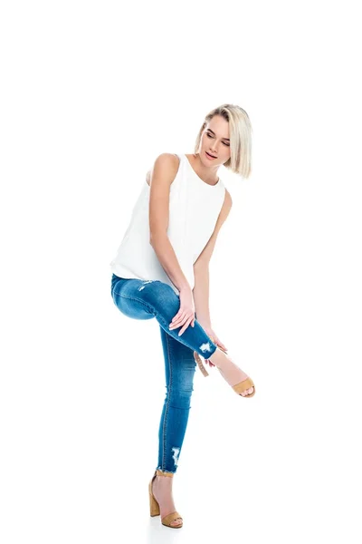 Jolie femme en jeans et talons, isolé sur blanc — Photo de stock