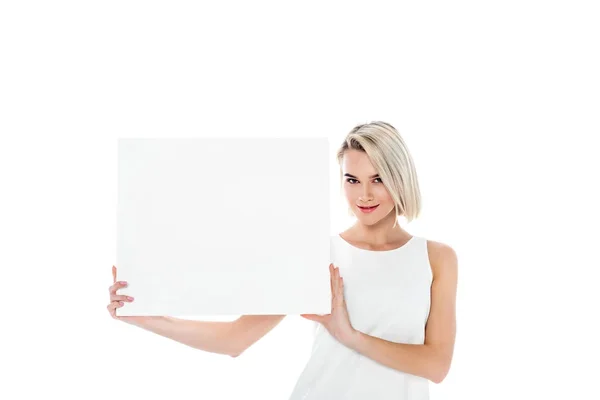 Linda menina loira com placa em branco, isolado no branco — Fotografia de Stock