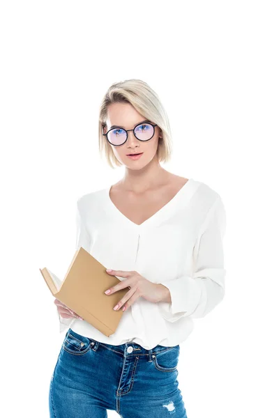 Belle blonde élégante fille dans des lunettes livre de lecture, isolé sur blanc — Photo de stock