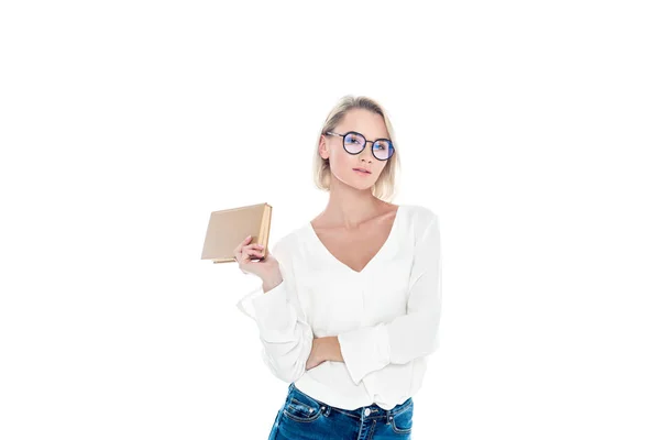 Mujer rubia con estilo en gafas que posan con libro, aislado en blanco - foto de stock